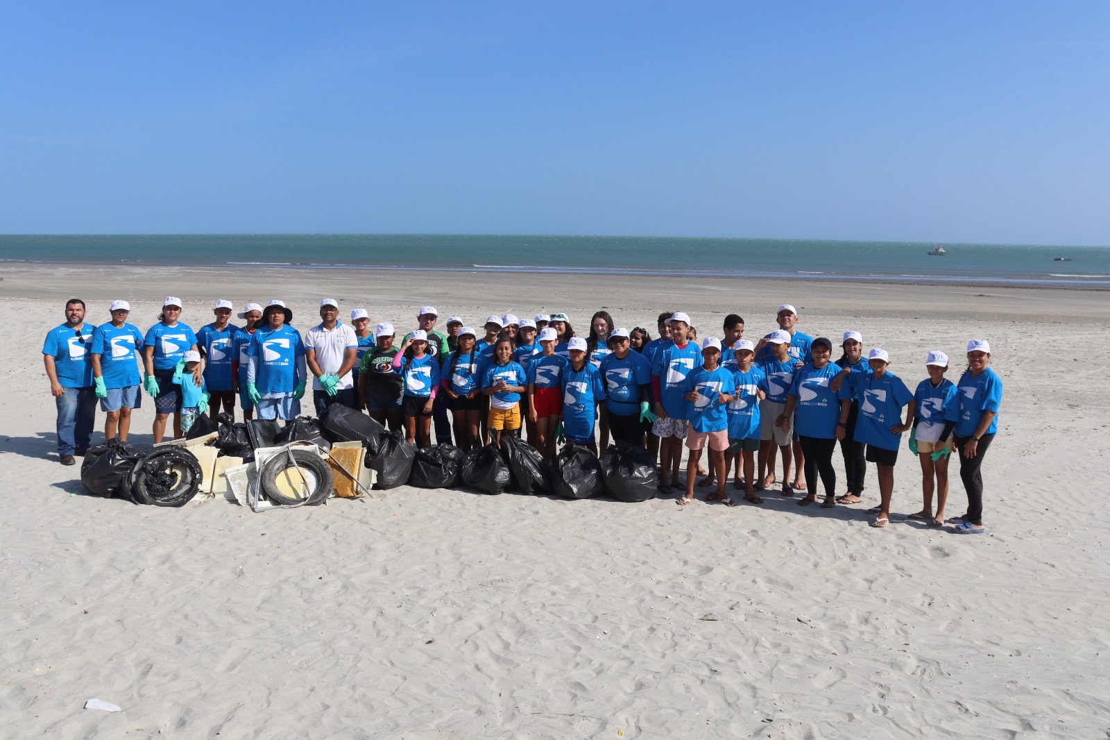Ação de limpeza em Ponta do Mel reforça conscientização ambiental e celebra o Dia Mundial de Limpeza de Rios e Praias