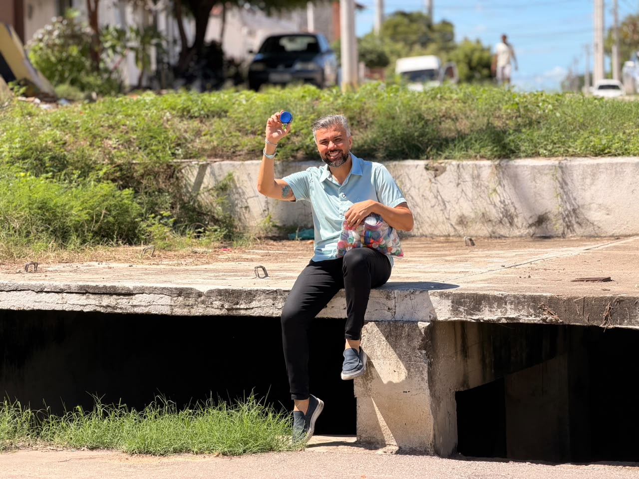 Petras Vinicius transforma tampinha em inclusão cuidando do meio ambiente