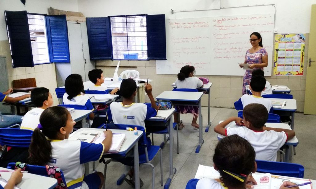 Lei torna obrigatória a oferta de espanhol nas escolas da rede estadual