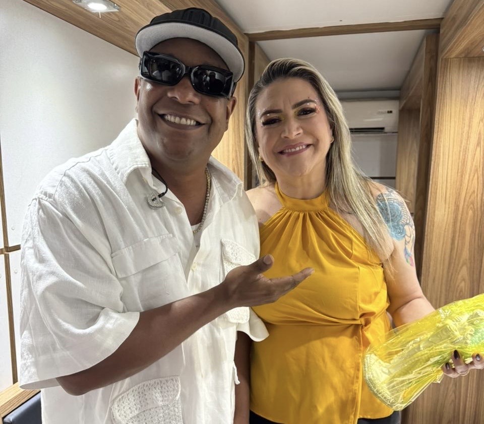 Márcio Victor recebe imagem de Nossa Senhora dos Navegantes em Areia Branca