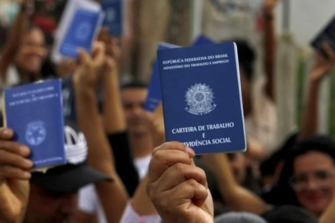 Número de empregados recua no setor público e aumenta no setor privado