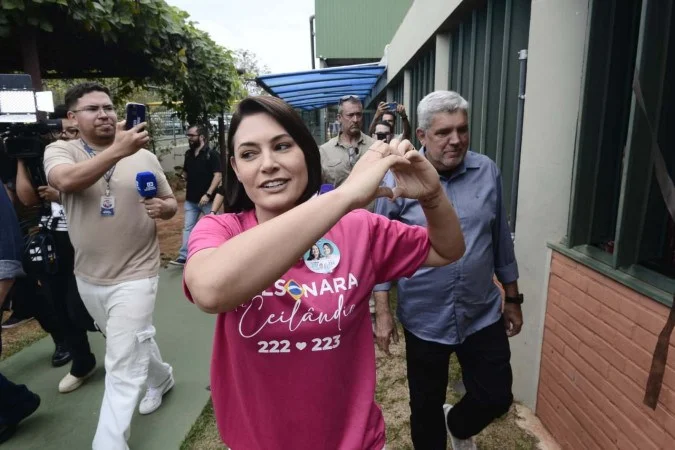 Michelle Bolsonaro bate boca com eleitora que gritou: "o inferno te espera"