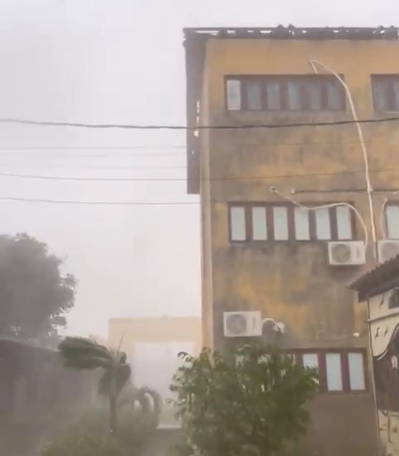 Fortes chuvas acompanhadas de ventos intensos foi registrada em Pau dos Ferros no Alto Oeste