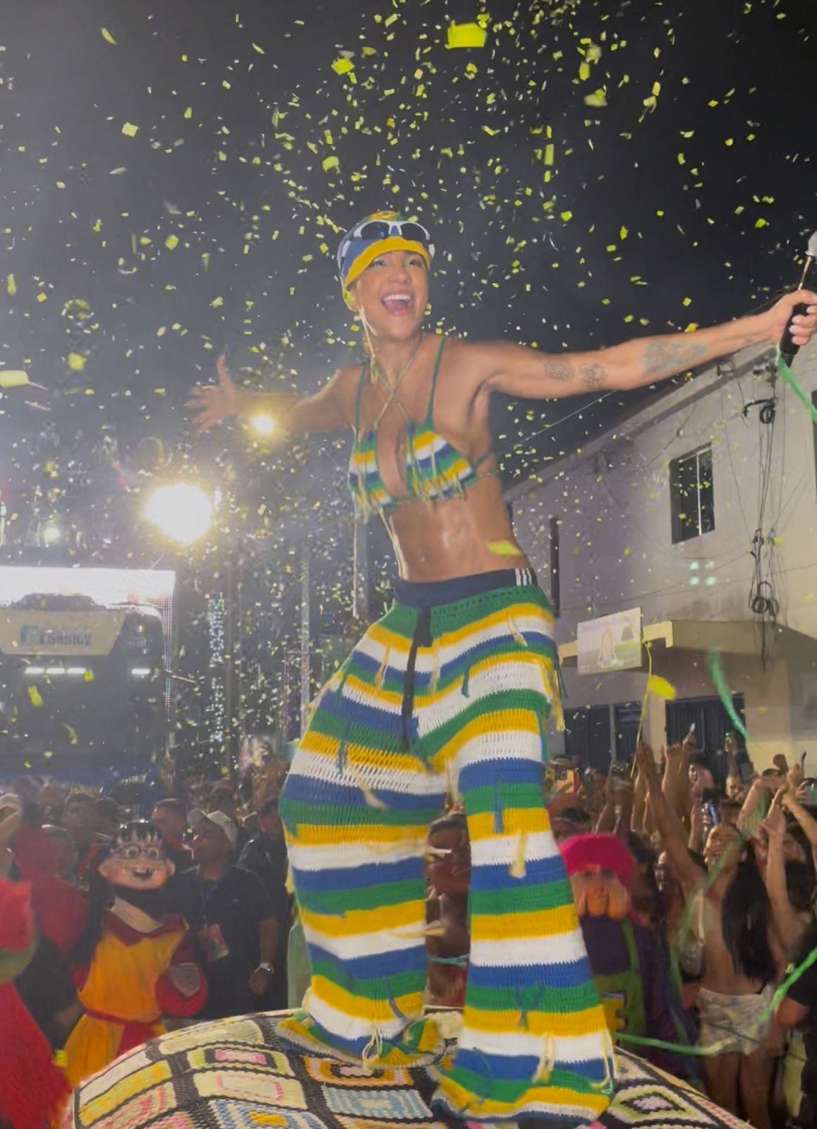 Michele Andrade comanda sábado de Carnaval e leva multidão à folia em Areia Branca