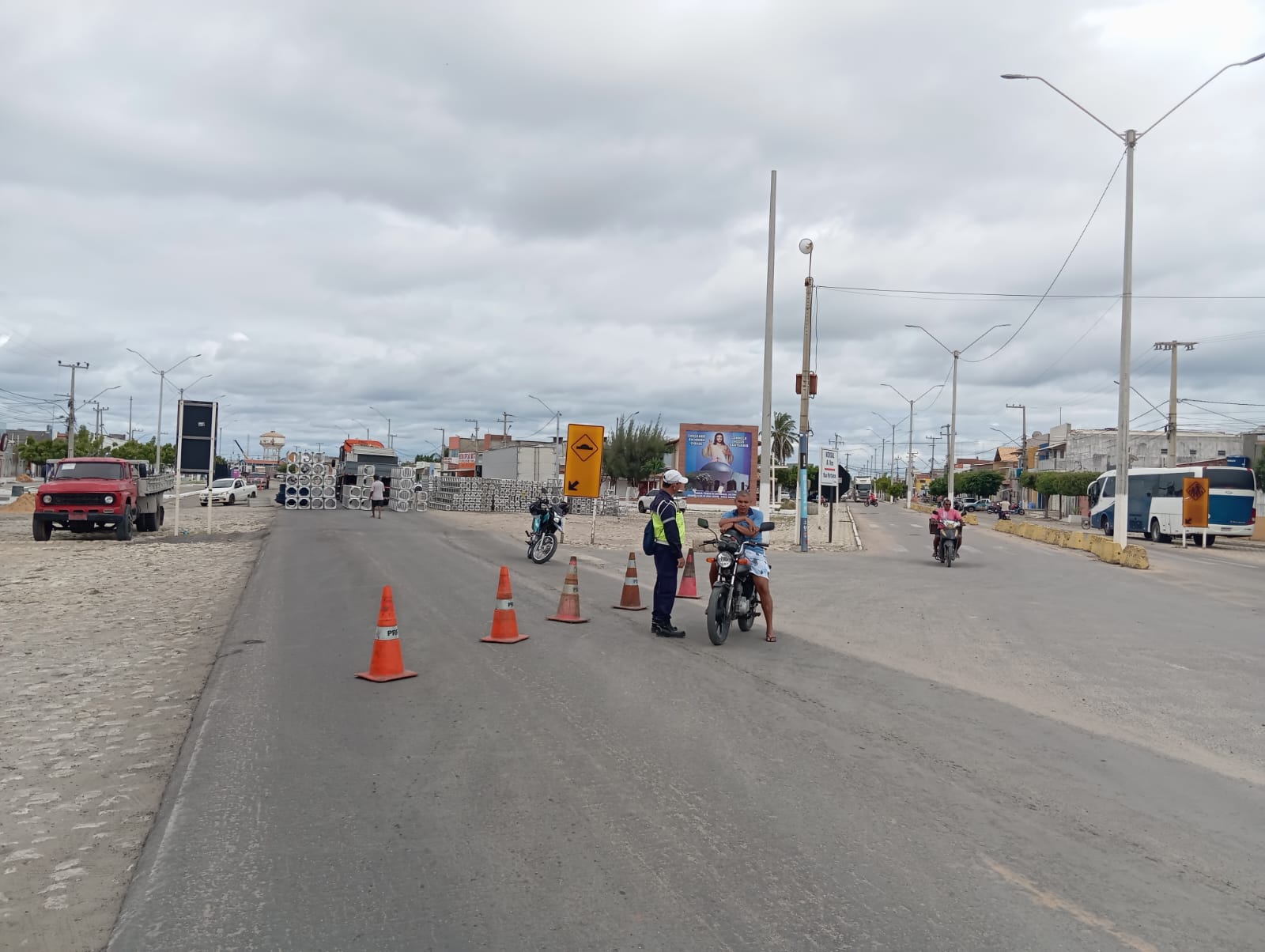 Via na BR-110 próximo ao Santuário passa por bloqueios para montagem da Festa dos Navegantes