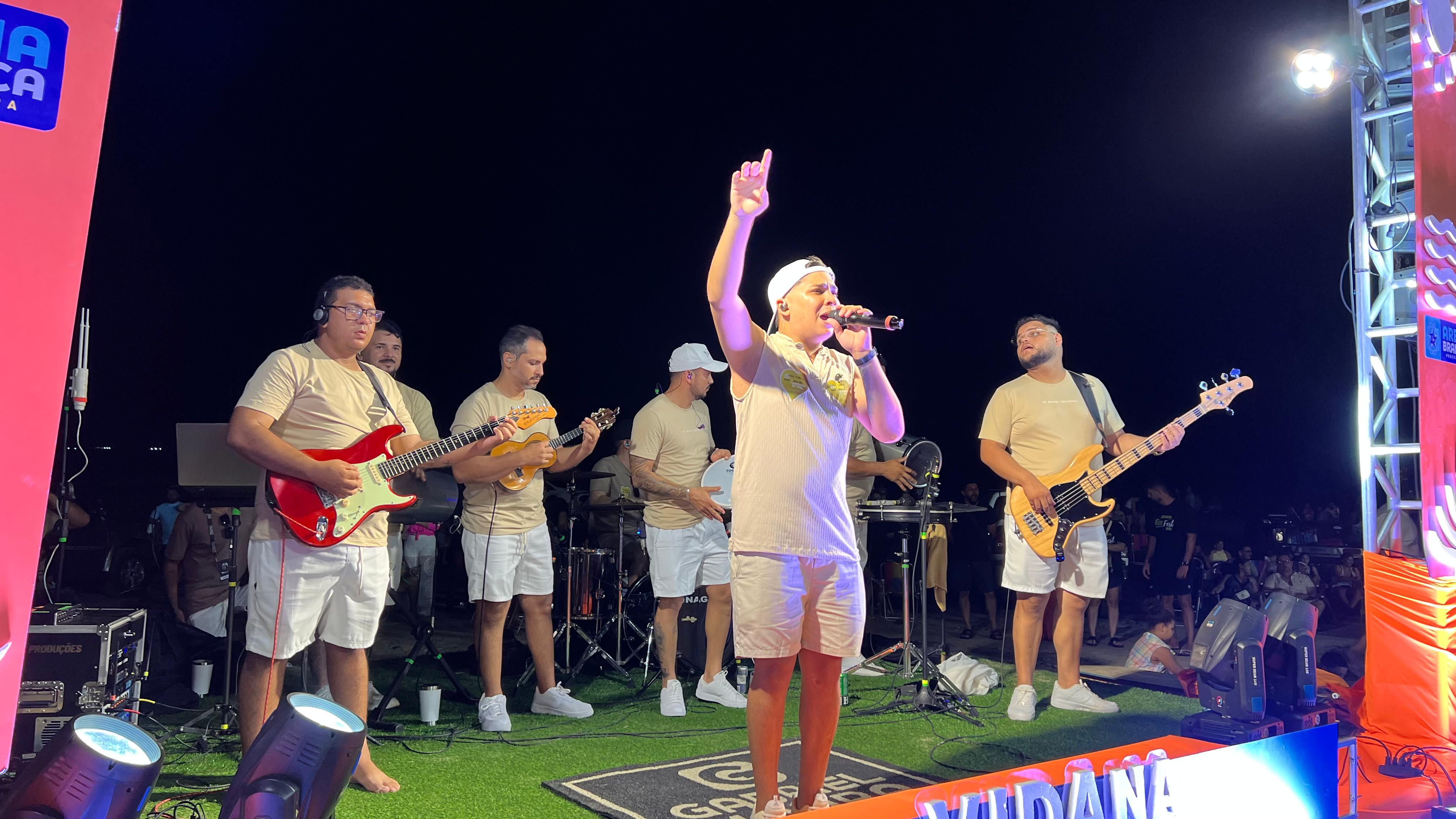Projeto Vida na Praia reúne famílias e anima Areia Branca com show de Gabriel Moura