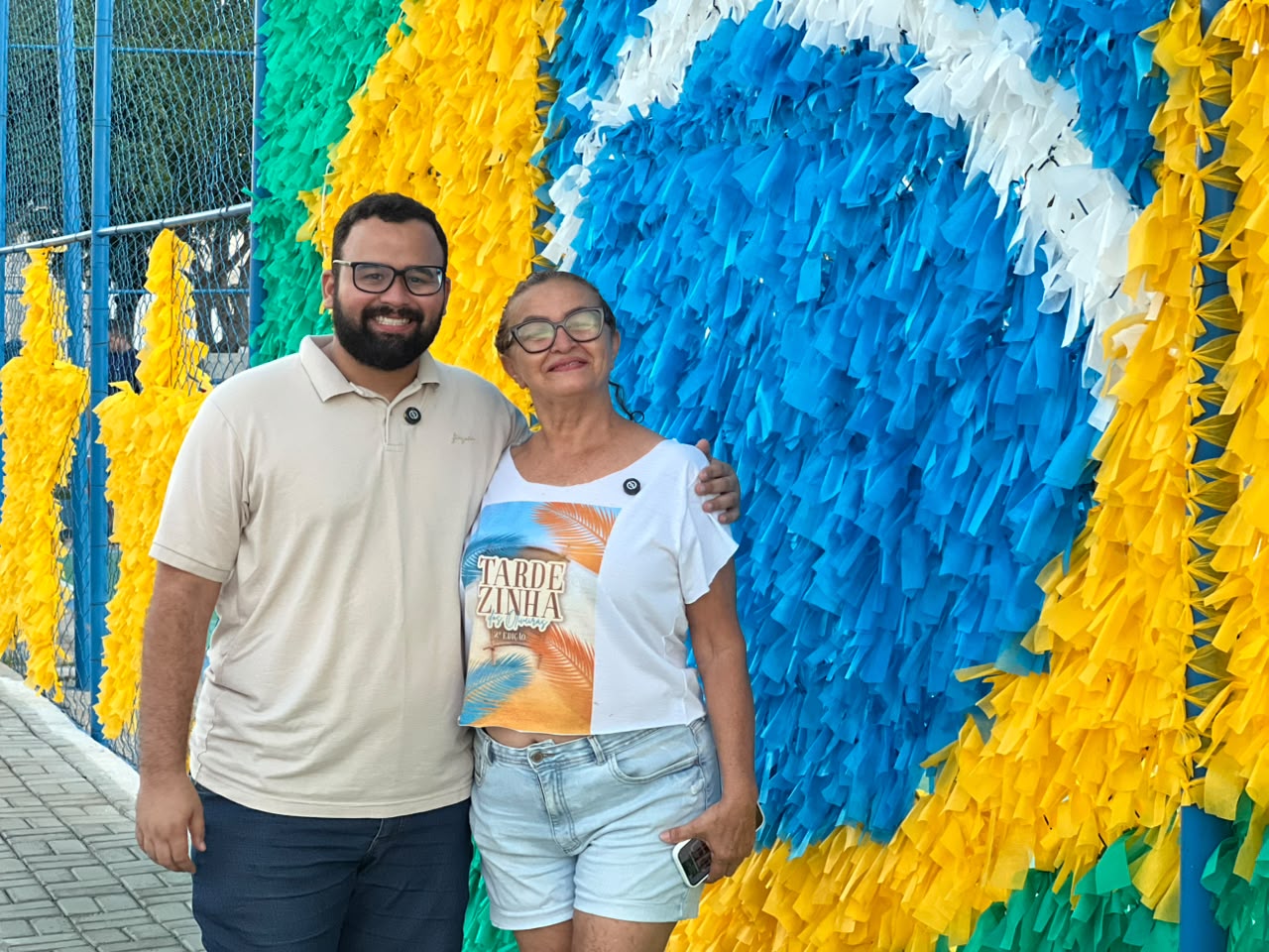 Mulheres resgatam tradição da Copa do Mundo com decoração verde e amarela em praça de Mossoró