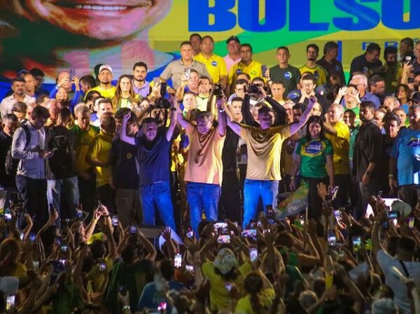 PL oficializa chapa majoritária em ato com a presença de Flávio Bolsonaro