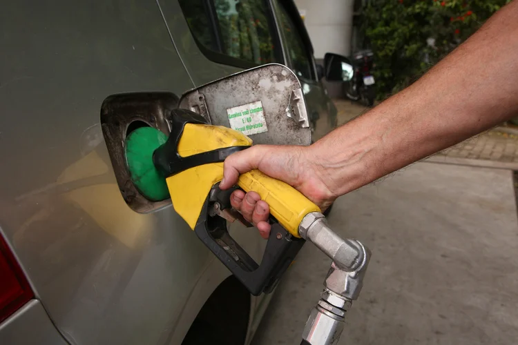 A Petrobras anunciou um reajuste no preço da gasolina vendida às distribuidoras válido a partir de hoje (29)