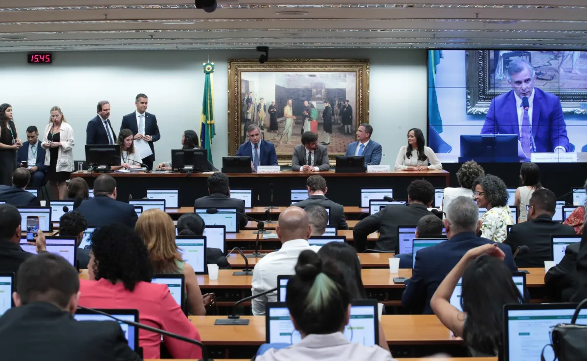 A CCJ da Câmara aprova PEC que reduz maioridade penal de 18 para 16 anos