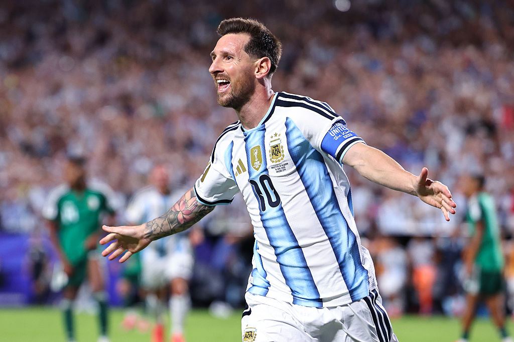 Messi faz hat-trick e se torna o maior artilheiro da história das Copas na estreia da Argentina