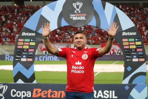 Homenagem ao craque Souza de Itajá reúne ídolos do futebol em Areia Branca