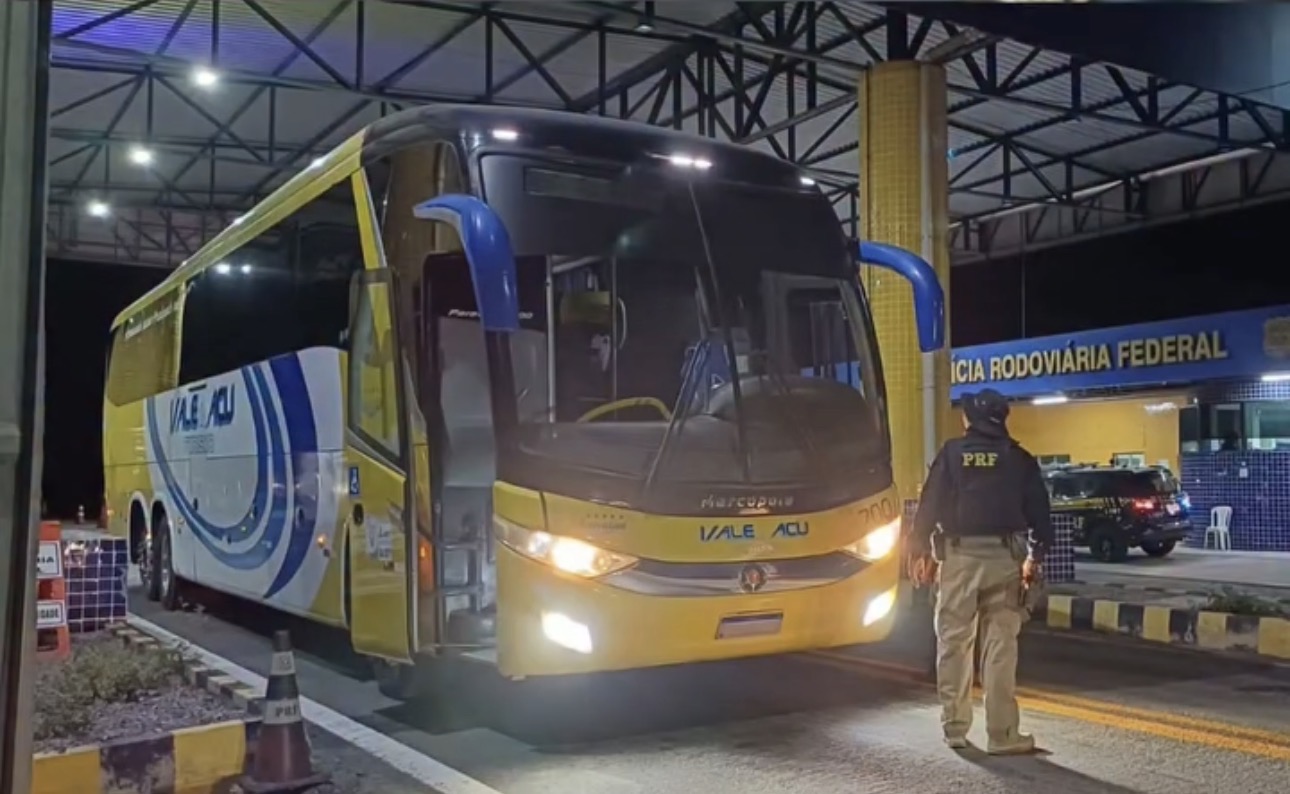 Ônibus com universitários é flagrado sendo conduzido por funcionário sem CNH na BR-304