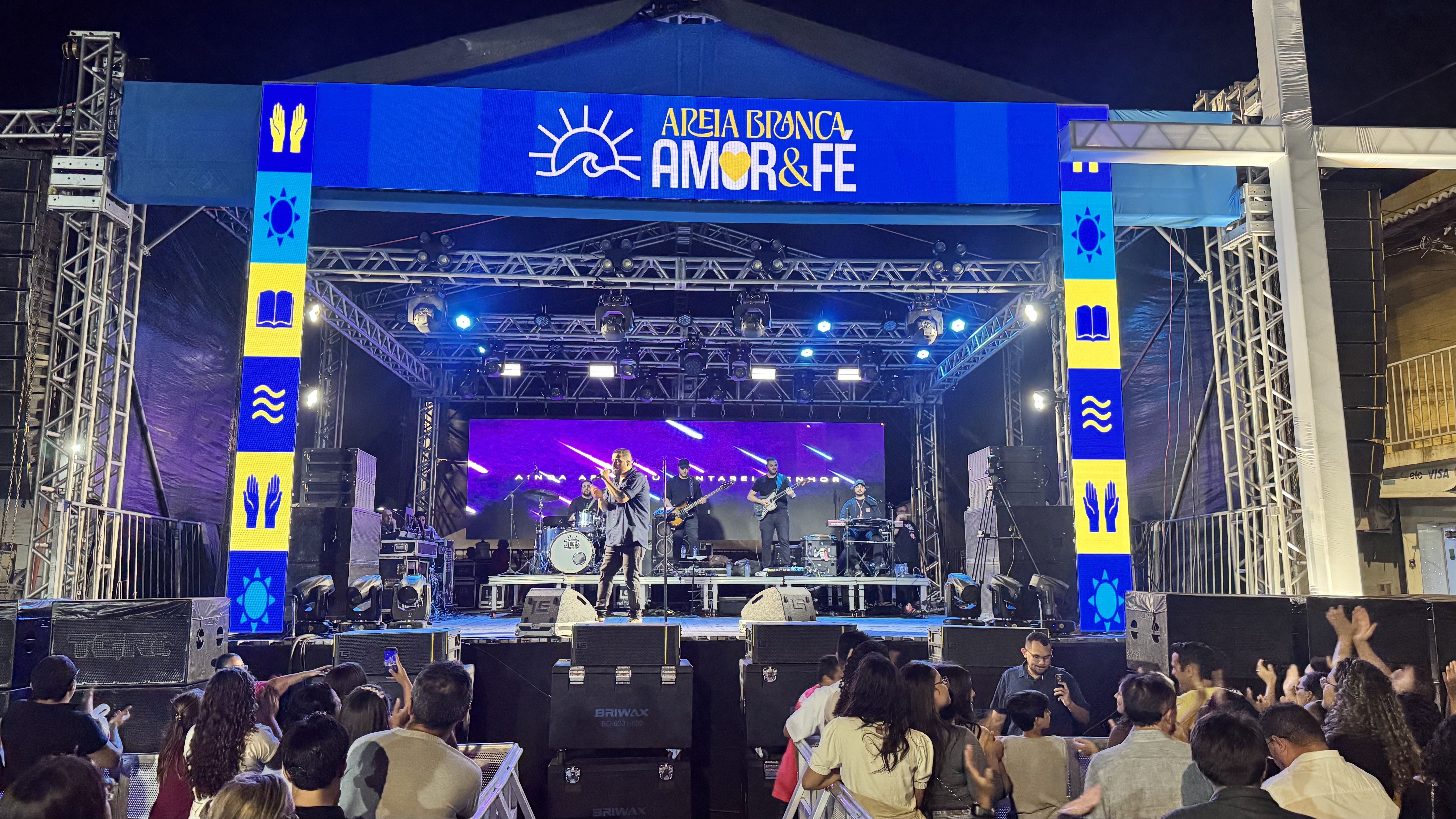 Isaías Saad emociona público no “Areia Branca Amor e Fé” em celebração ao Dia do Evangélico