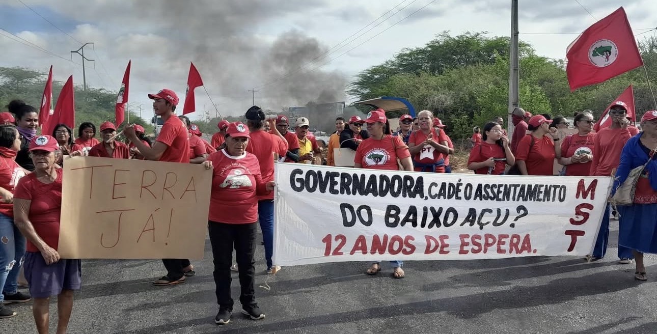 Militantes ocupam trecho da RN-118 e cobram avanço no assentamento do Baixo Açu