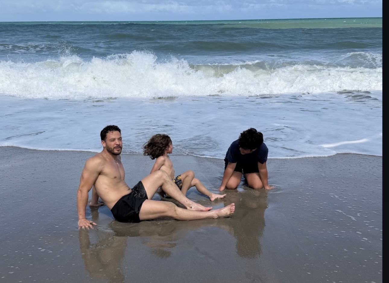 Wesley Safadão aproveita dia de folga na orla de Natal após grande show no Carnatal