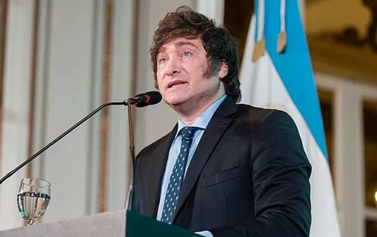 Presidente da Argentina é retirado de ato em Buenos Aires após caravana ser alvo de pedradas
