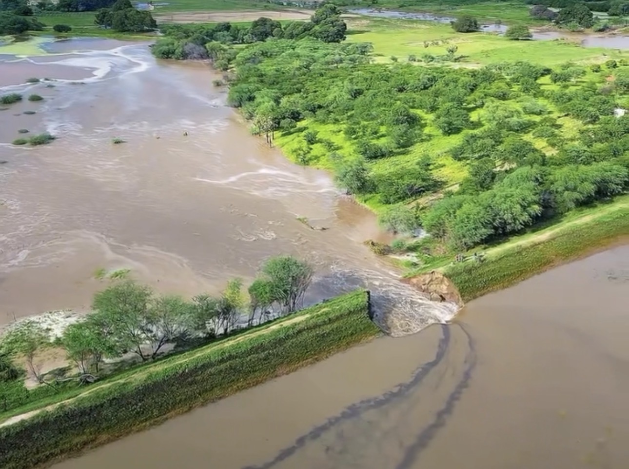 Açude de Dona Lourdes se rompe  após fortes chuvas no Seridó