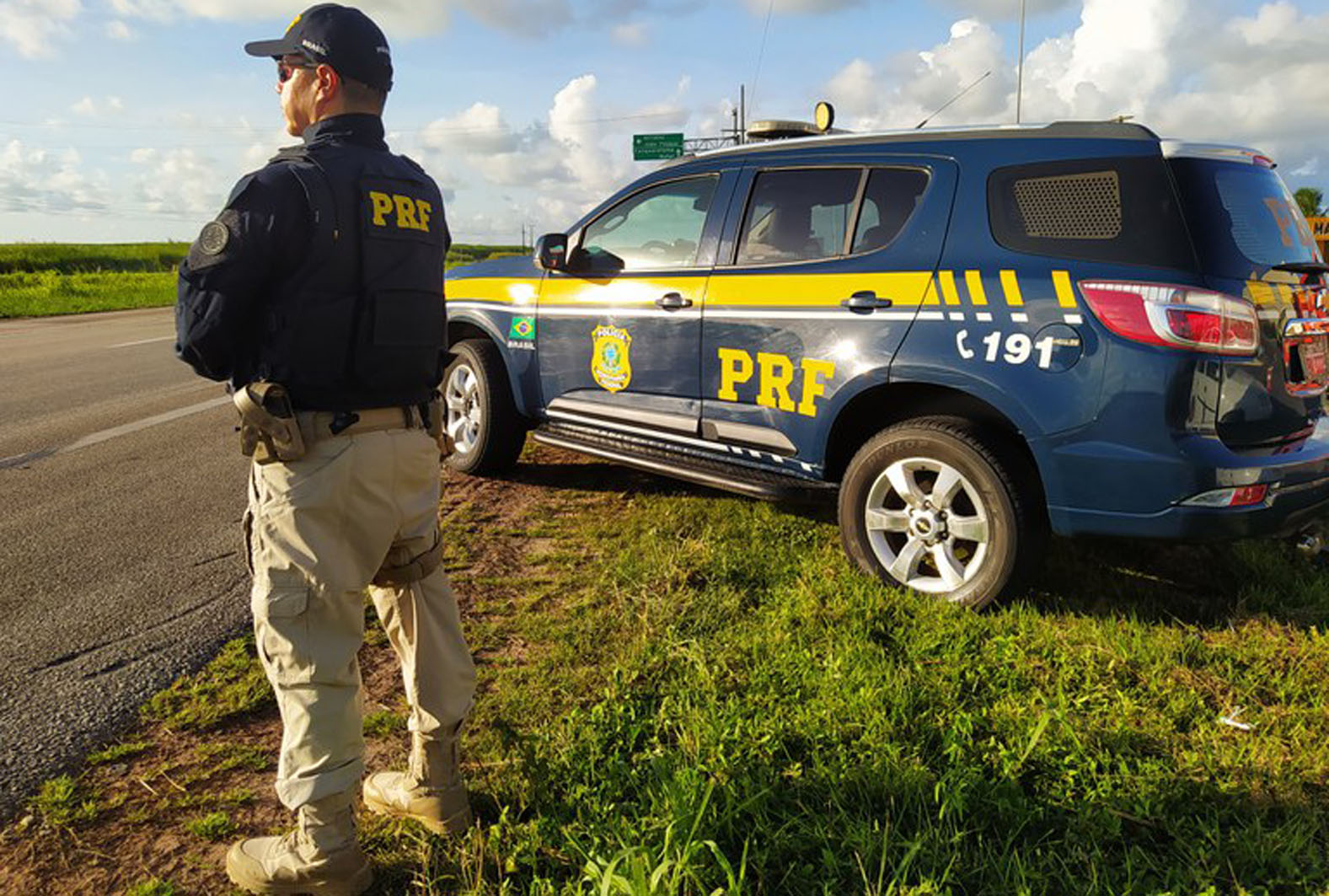 PRF reforça fiscalização nas rodovias do RN e equipes estiveram na cidade de Areia Branca nesta terça-feira