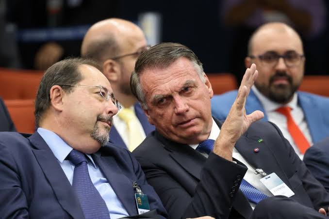 Defesa de Bolsonaro rebate denúncias e afirma inexistência de provas em investigação