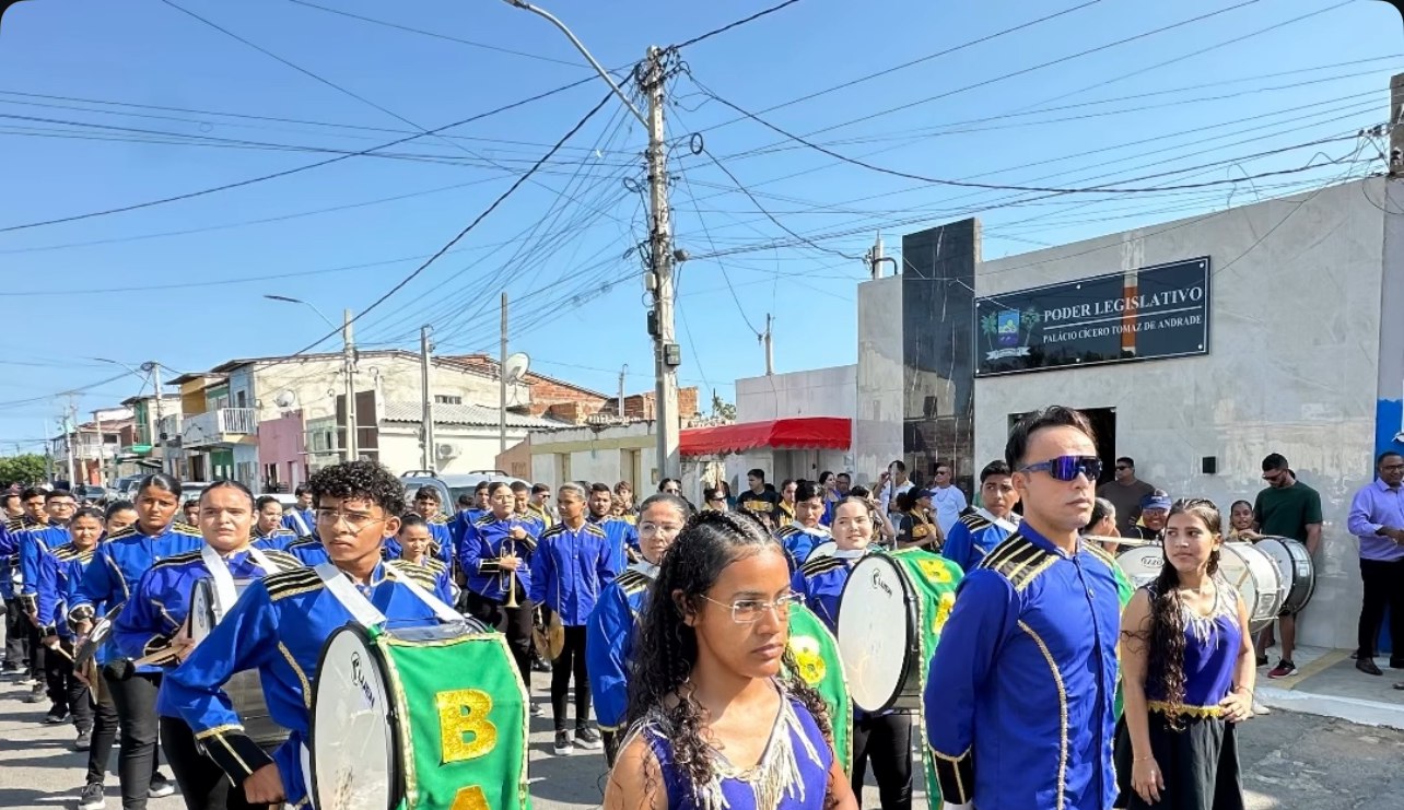 Porto do Mangue celebra ato cívico com a participação do prefeito Francisco Faustino e a vice Meyrelle Souza