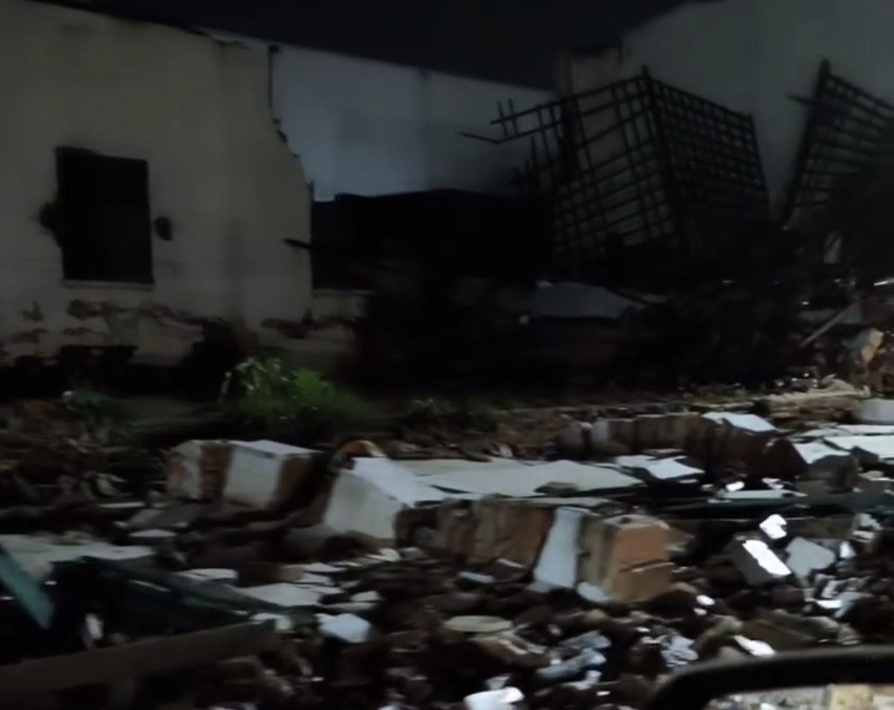 Parte de muro desaba durante forte chuva em Assú na noite desta segunda (13)
