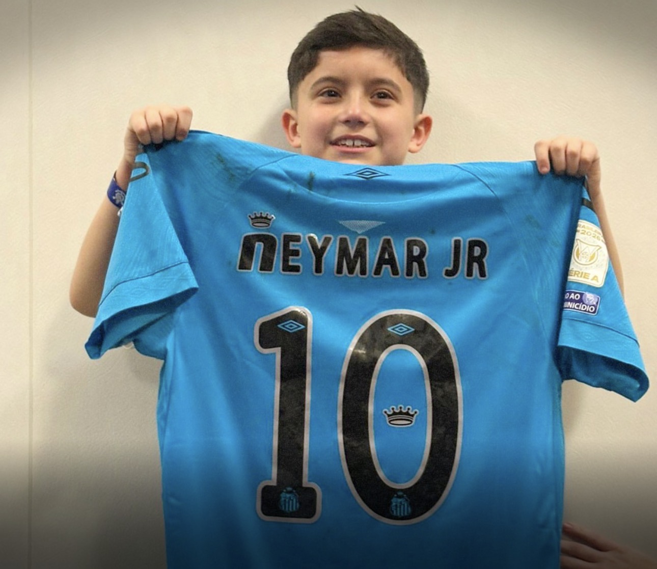 Neymar atende pedido em cartaz e entrega camisa a garoto torcedor do Corinthians