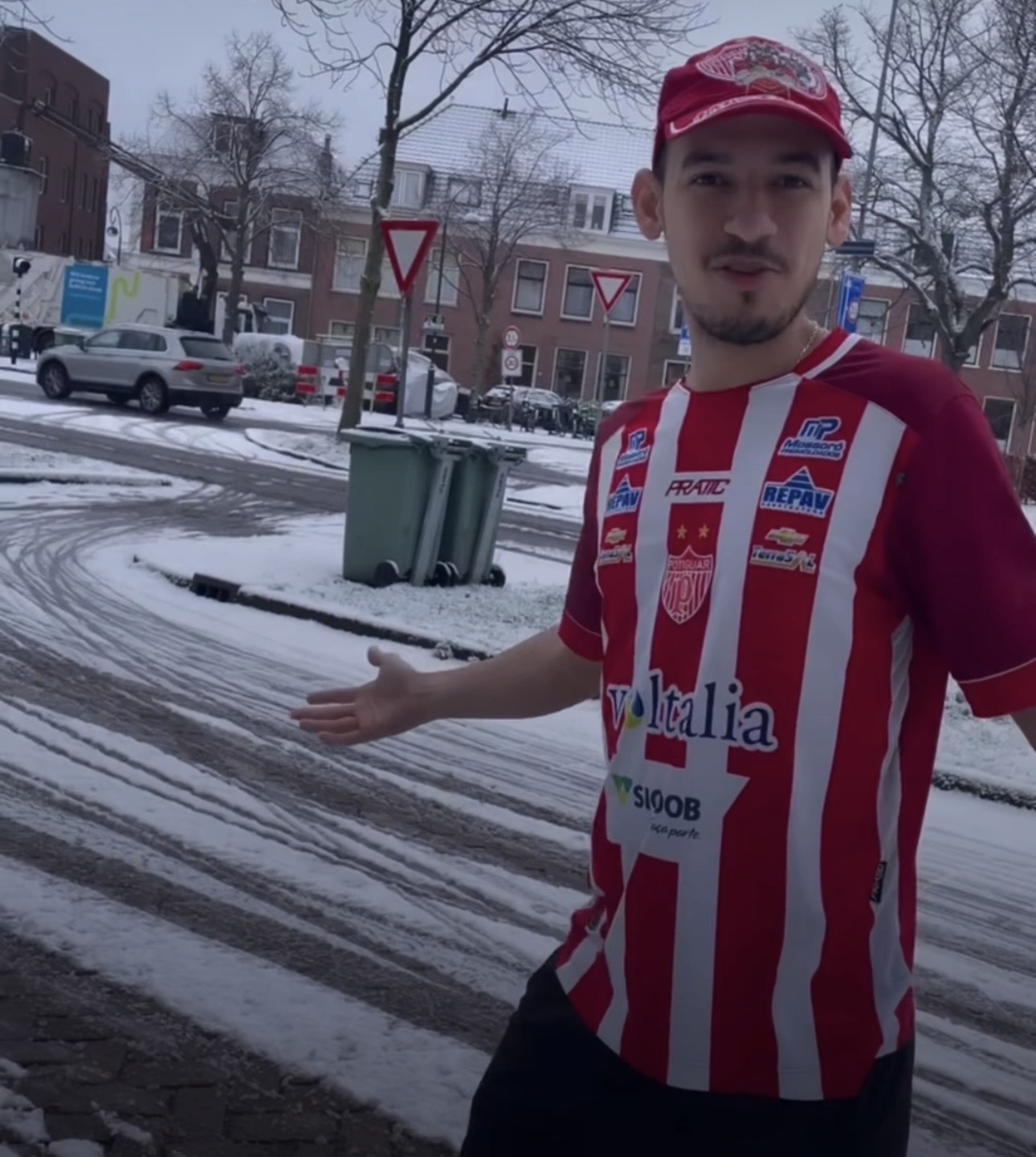 Mossoroense chama atenção ao caminhar com roupa leve no inverno europeu