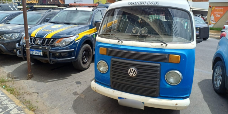 PRF recupera Kombi com registro de estelionato durante fiscalização em Mossoró