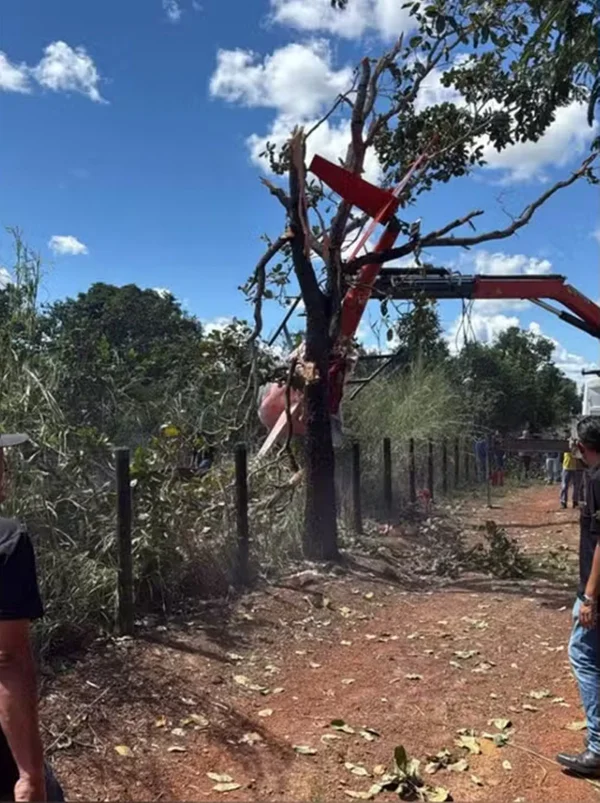Helicóptero da dupla Henrique & Juliano caiu; Pai nos artistas pilotava