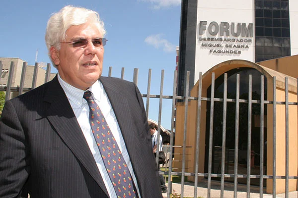 Ex-governador Fernando Freire passa mal e é socorrido ao Hospital Walfredo Gurgel