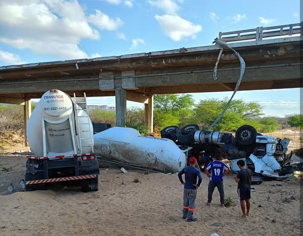 Motorista morre após carreta cair de ponte na BR-304