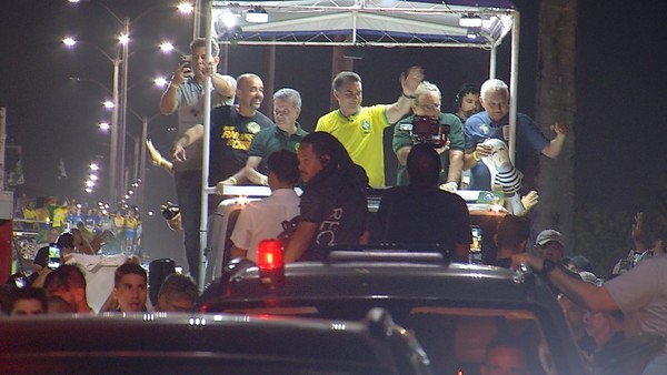 Flávio Bolsonaro conclui agenda de campanha em Natal com motocarreata e comício