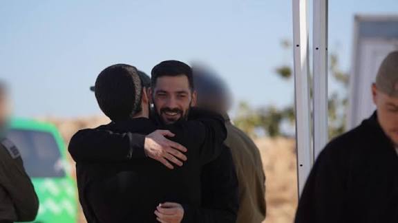 Hamas entrega os 20 reféns vivos a Israel; Trump diz que guerra acabou