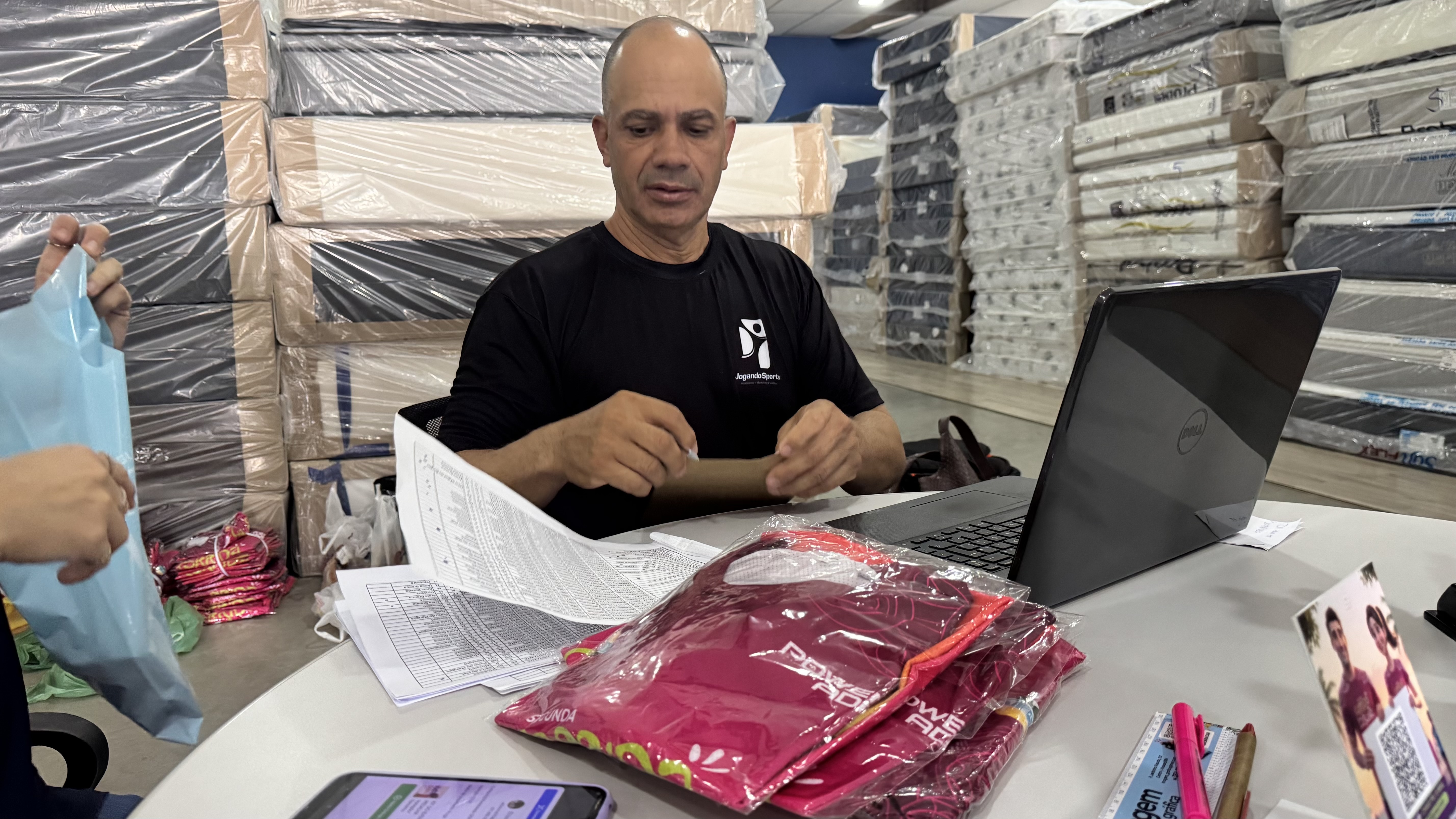 Entrega de kits marca preparação para a 2ª Corrida da Lagosta em Ponta do Mel