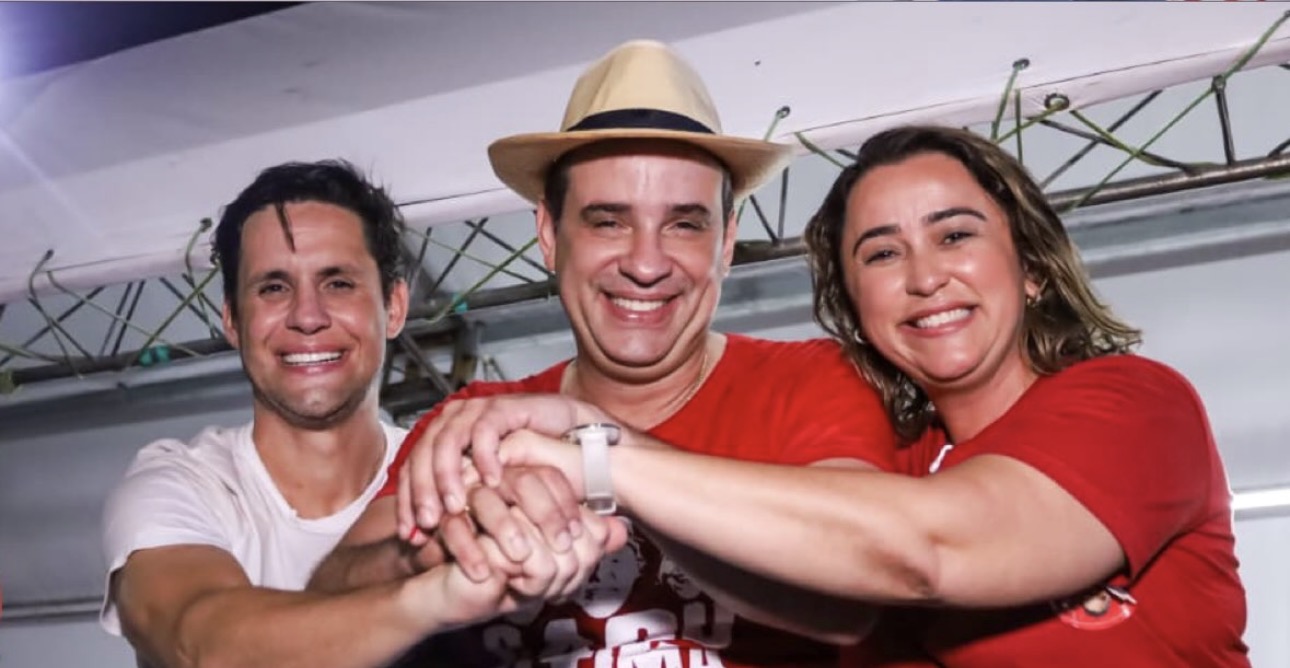 Candidato Cadu de Lula canta "Vou Festejar" em Caicó após rompimento do prefeito Dr. Tadeu
