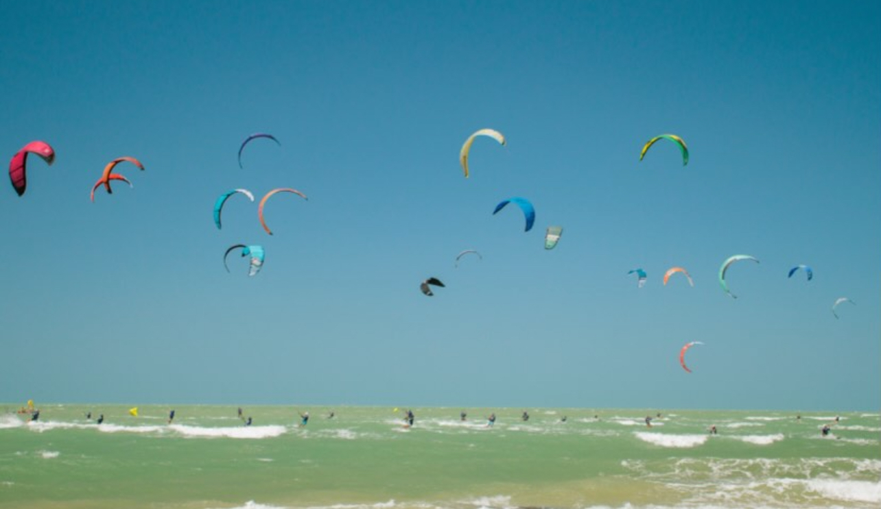 Emoção e grandes disputas marcam o primeiro dia do Brava KiteFest 2025 na praia de Upanema