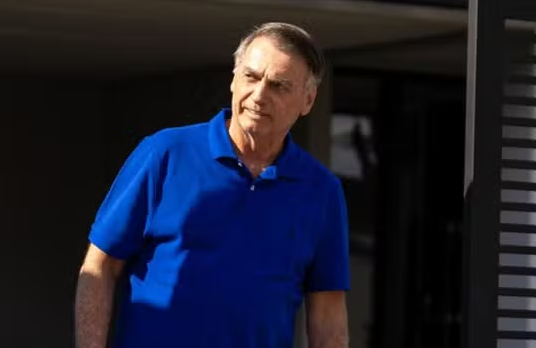 Bolsonaro deve assistir ao julgamento em casa, cercado pela família
