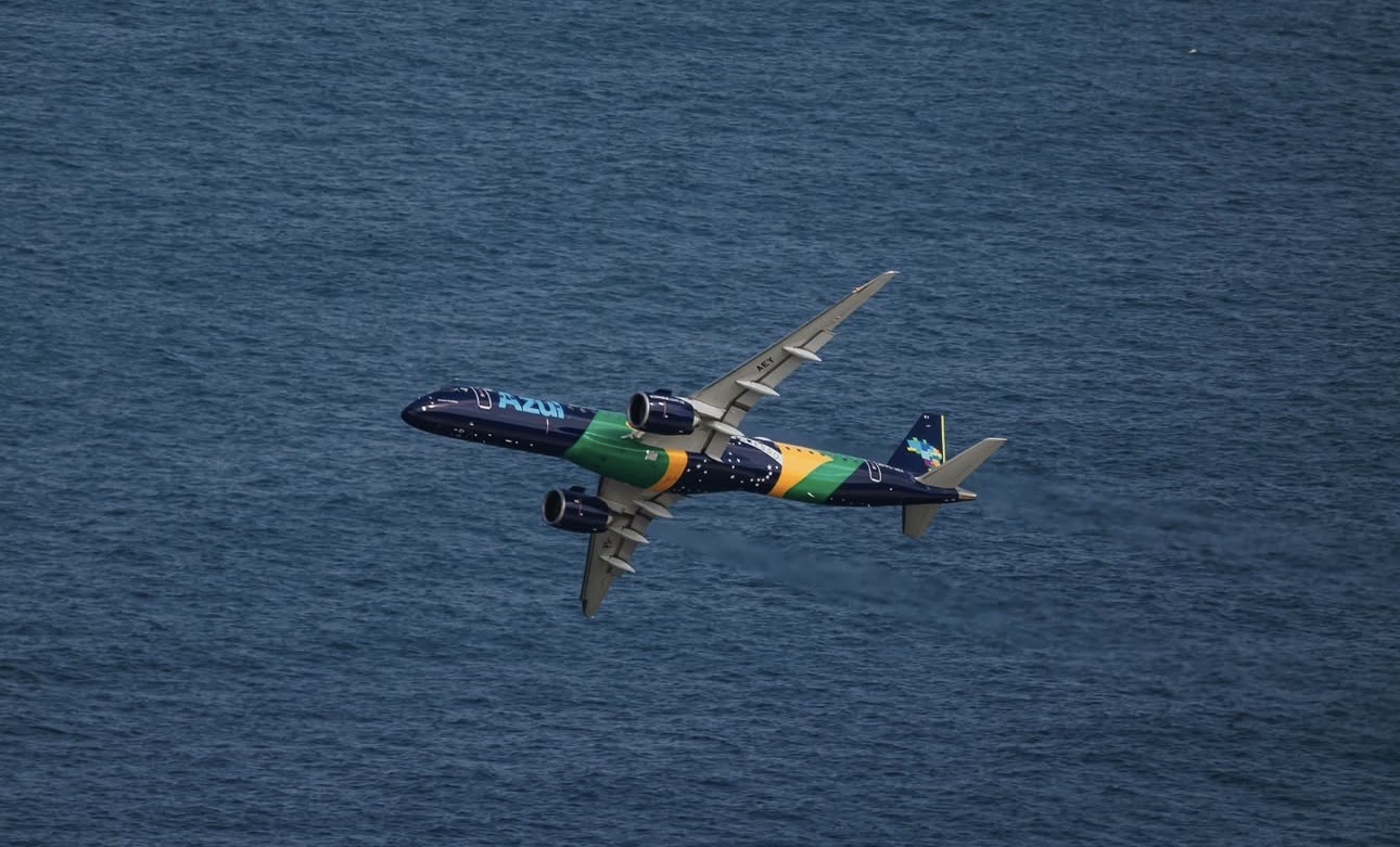 Azul realiza voo especial em Copacabana para homenagear a Seleção Brasileira