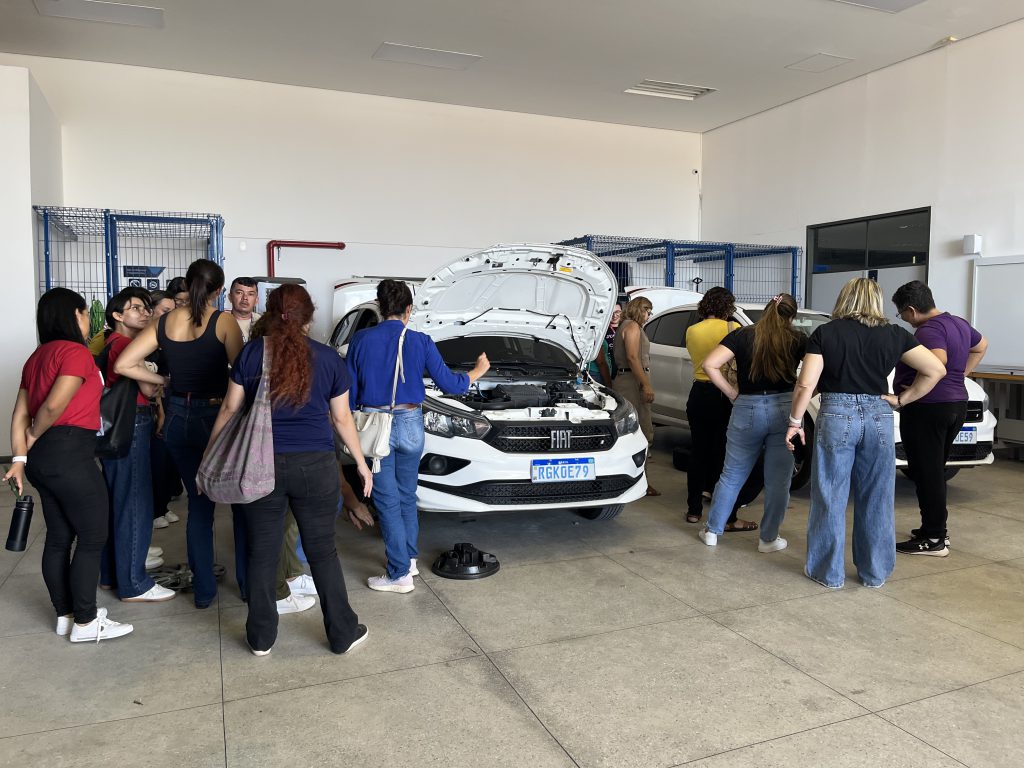 Maio Amarelo: servidoras da Uern participam de oficina de mecânica básica