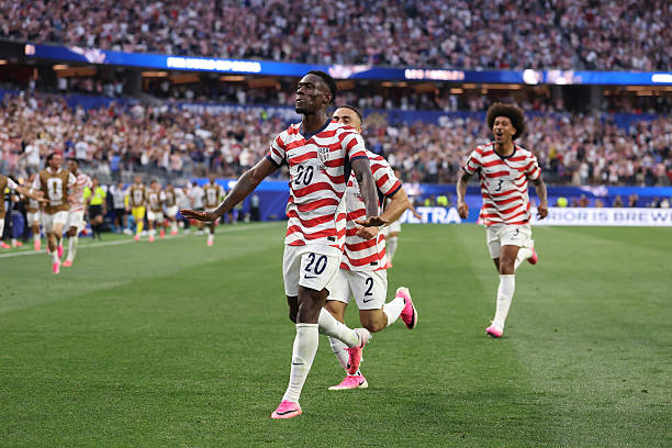 Estados Unidos goleia Paraguai na estreia e volta sediar uma Copa após 32 anos