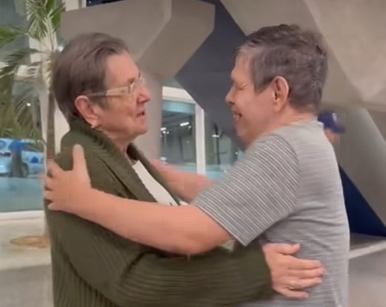 Chegada emocionante: Luci Maia reencontra filhos gêmeos e volta a emocionar o Brasil