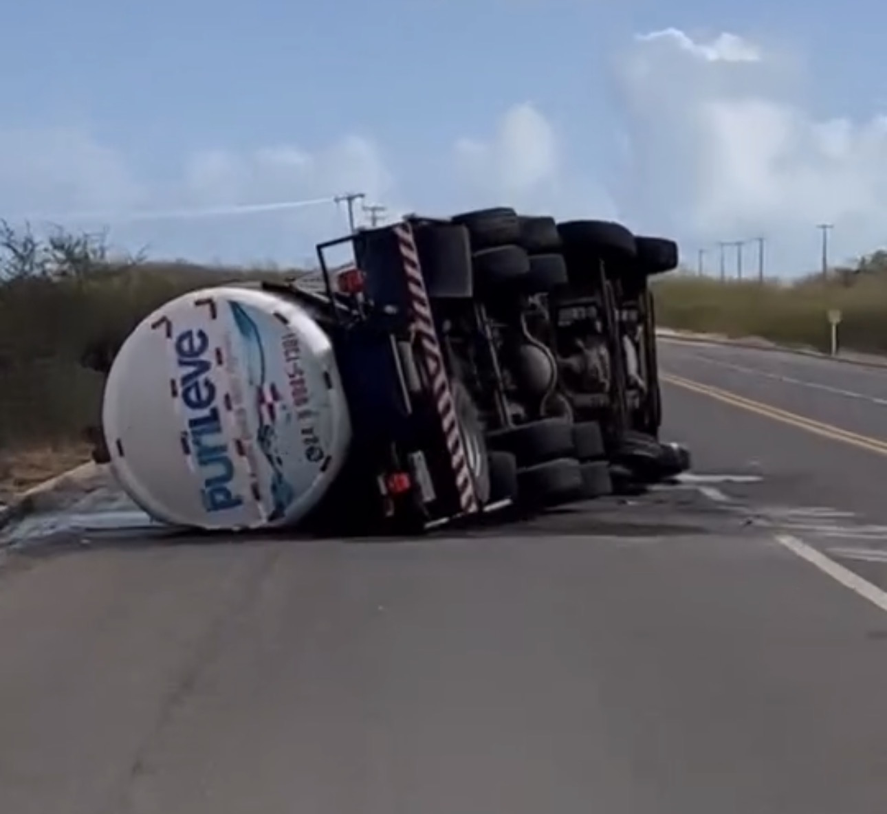 Caminhão-tanque tomba na BR-110 em trecho conhecido como Trevo de Golinha, em Areia Branca