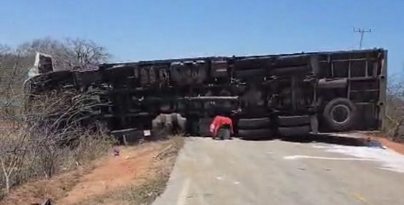 Caminhão tomba em estrada de acesso à praia de Ponta do Mel e bloqueia passagem de veículos