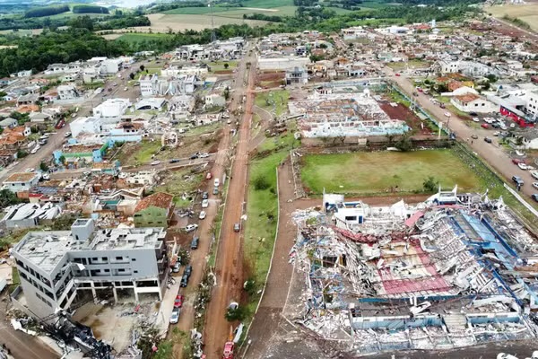 Tornado destrói em Rio Bonito do Iguaçu no Paraná