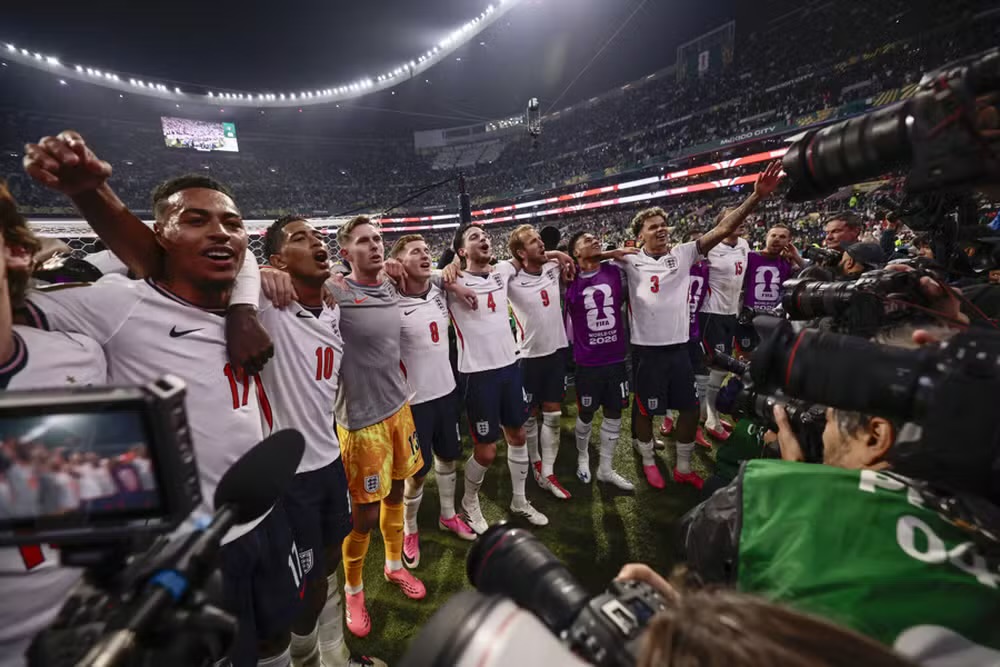 Inglaterra vence México no Azteca e garante vaga nas quartas