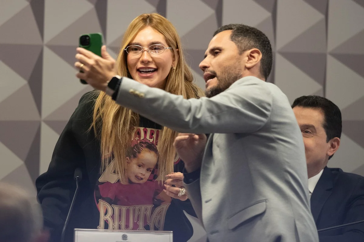 Senador Cleitinho diz que foi “idiota” ao pedir foto com Virginia na CPI das Bets