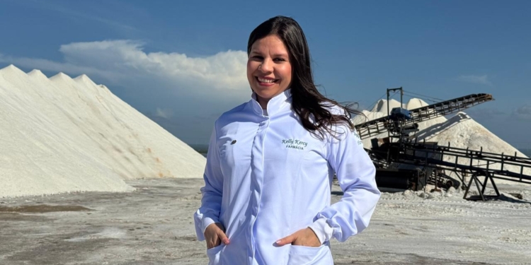 Potiguar conclui doutorado com pesquisa sobre potencial cicatrizante de planta da Caatinga