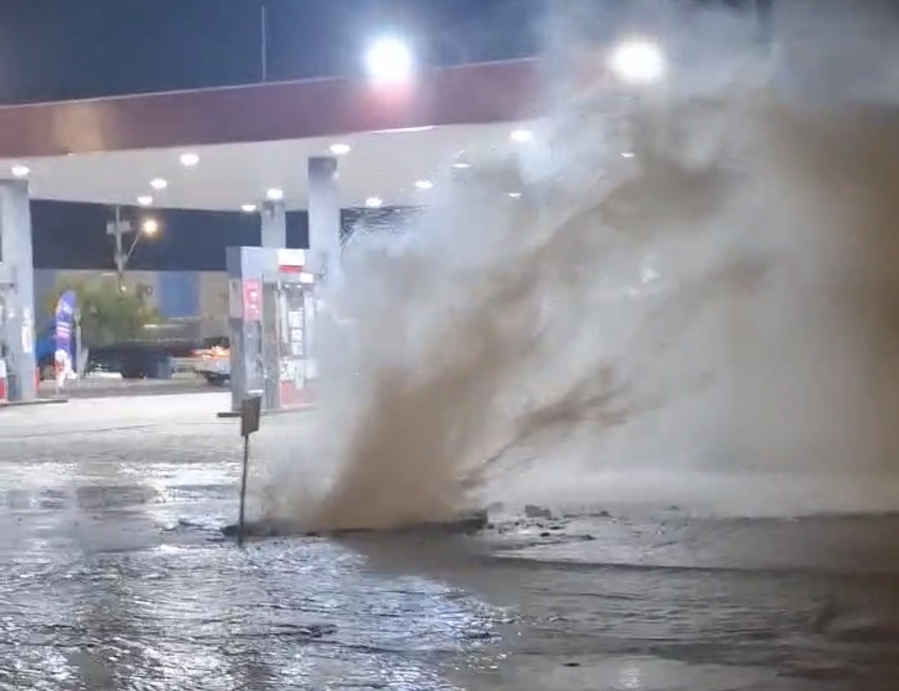 Cano estoura e provoca alagamento entre as ruas Arquelau Bernardo e Bom Jesus