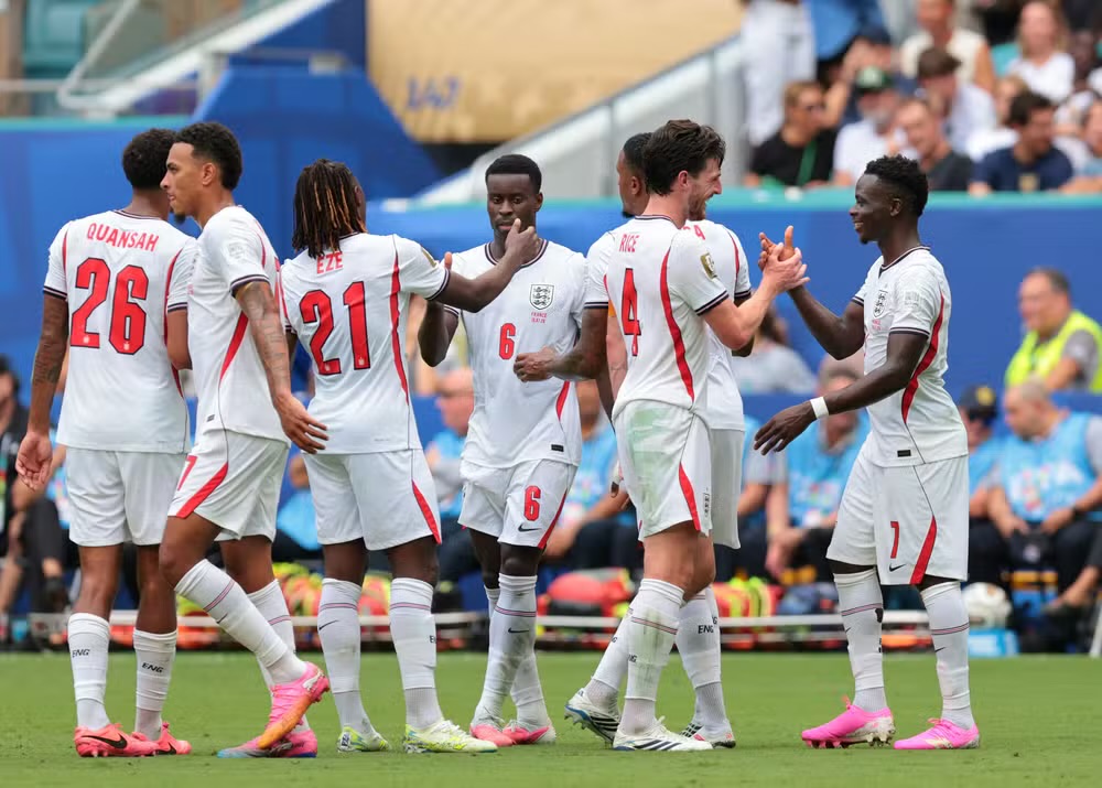 Inglaterra vence a França em jogo de 10 gols e alcança melhor campanha desde 1960